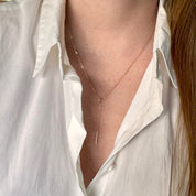 Collier décolleté plongeant plaqué or avec barrette sertie d'oxydes de zirconium