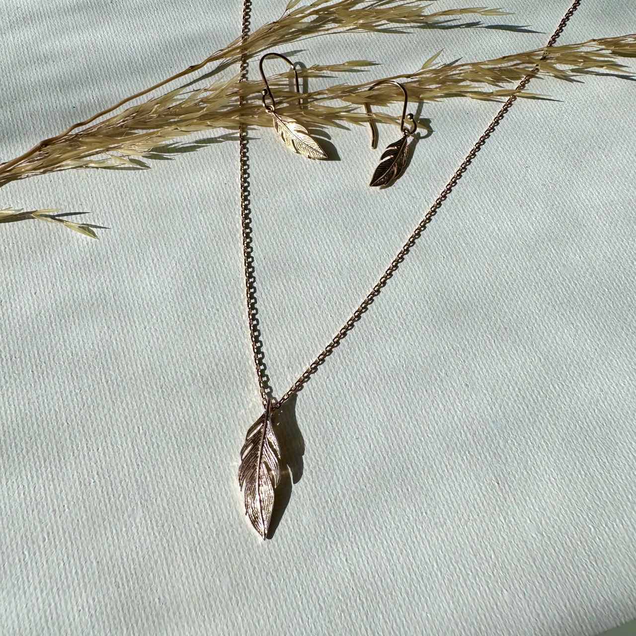 Collier pendentif femme plaqué or plume