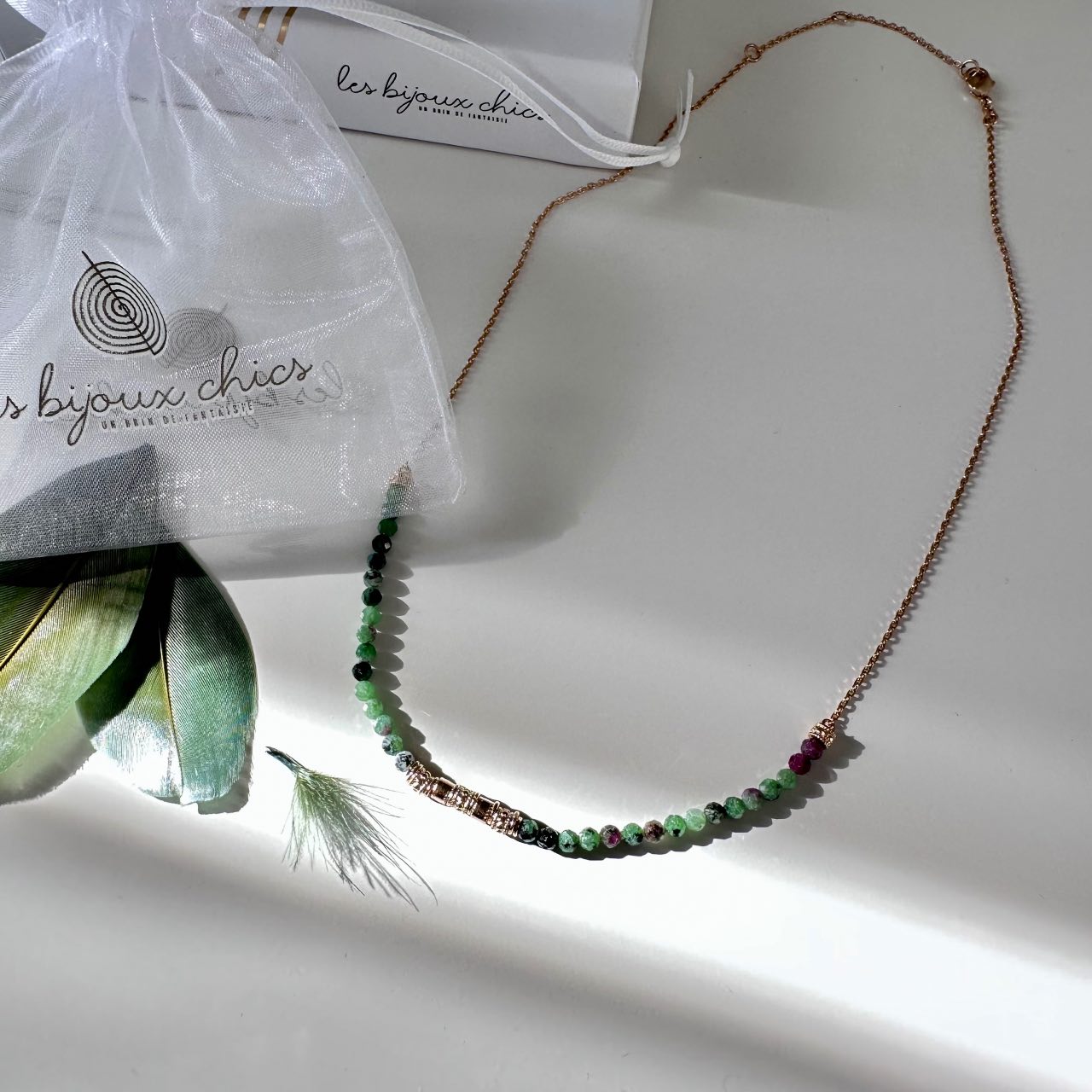 Collier plaqué or et perles vertes