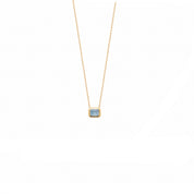 Voici la fiche produit pour le collier Hermione, une pièce qui allie épure géométrique et douceur chromatique.  Titre du produit Collier Hermione en Plaqué Or 18 carats – Pendentif Rectangulaire en Verre Bleu Azur