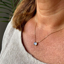 Voici la fiche produit pour le collier Hermione, une pièce qui allie épure géométrique et douceur chromatique.  Titre du produit Collier Hermione en Plaqué Or 18 carats – Pendentif Rectangulaire en Verre Bleu Azur