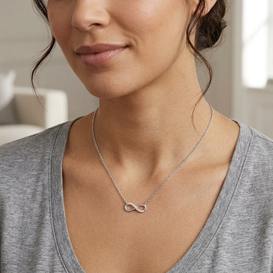 collier fin infini zirconium porté par une femme brune très élégante