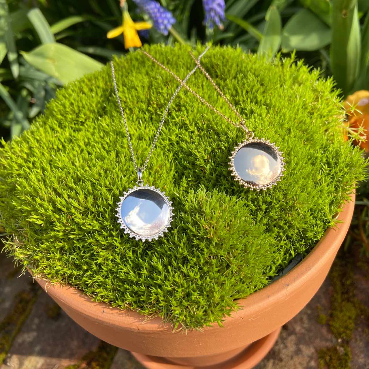 colliers argent et plaqué or avec médaille soleil