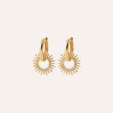 Boucles créoles dorées avec pendentif soleil ajouré, petit format