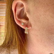 Petites créoles plaqué or torsadées serties d'oxydes de zirconium