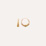 Boucles d’oreilles créoles dorées motif torsadé, style bijou chic élégant.