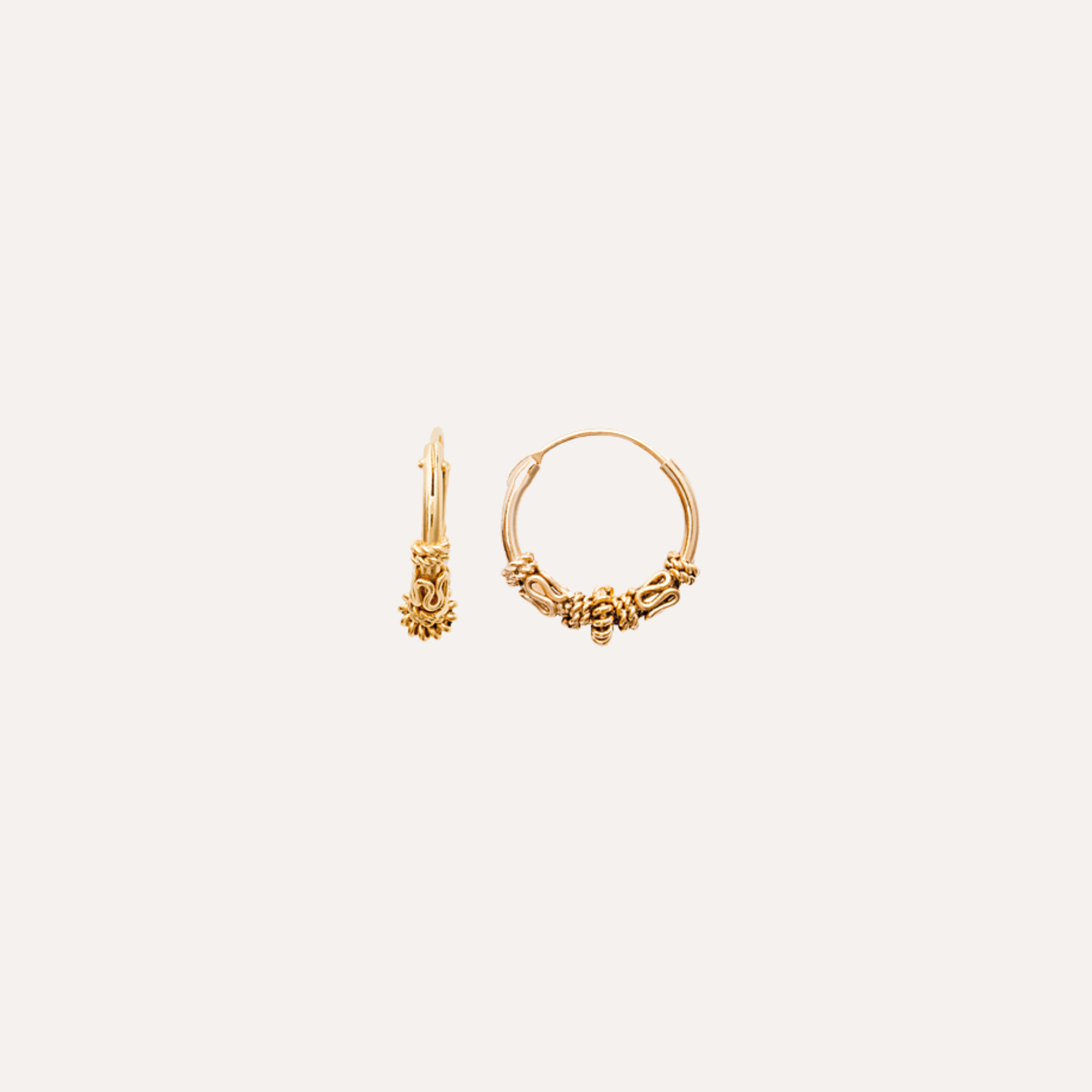 Boucles d’oreilles créoles dorées motif torsadé, style bijou chic élégant.