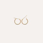 Boucles d’oreilles créoles dorées rondes 16mm sur fond blanc, bijou chic femme