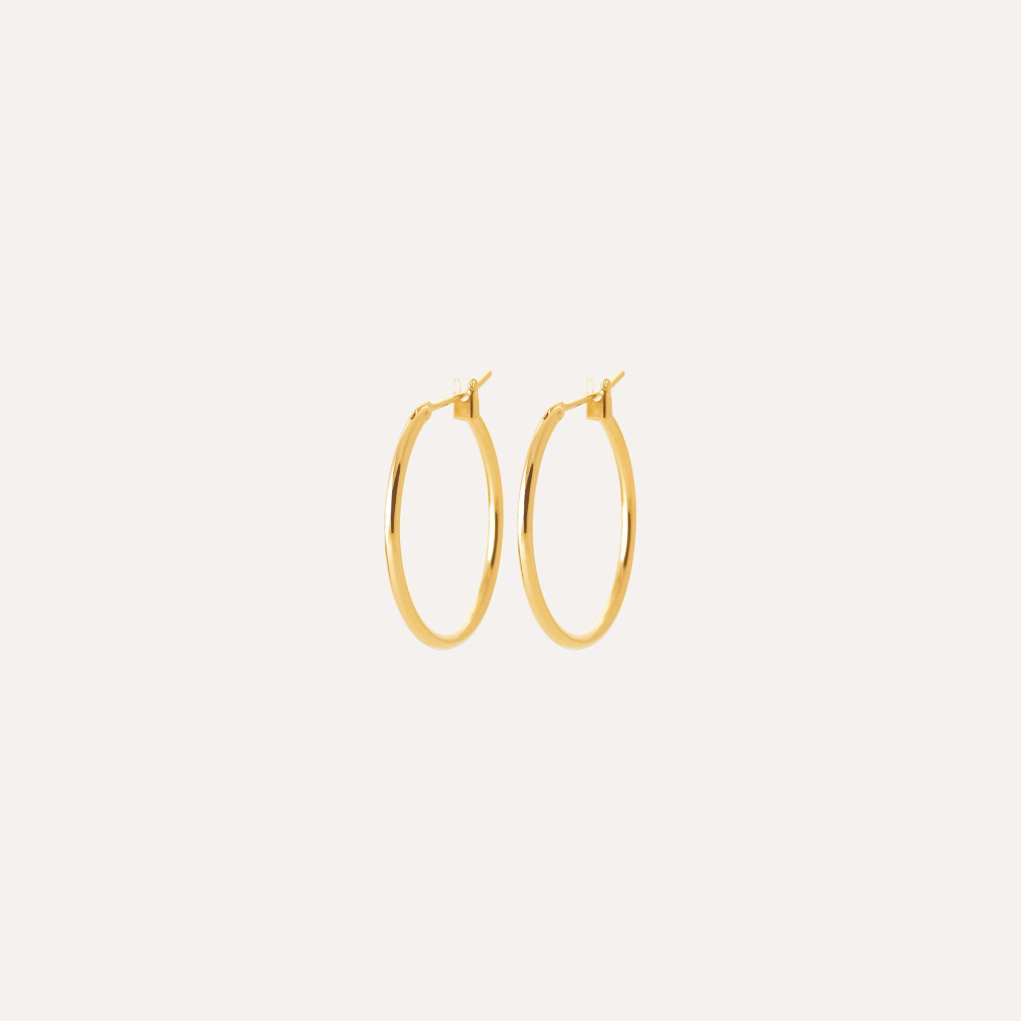 Créoles dorées 20mm fines, bijoux chics pour femme, fond clair minimaliste