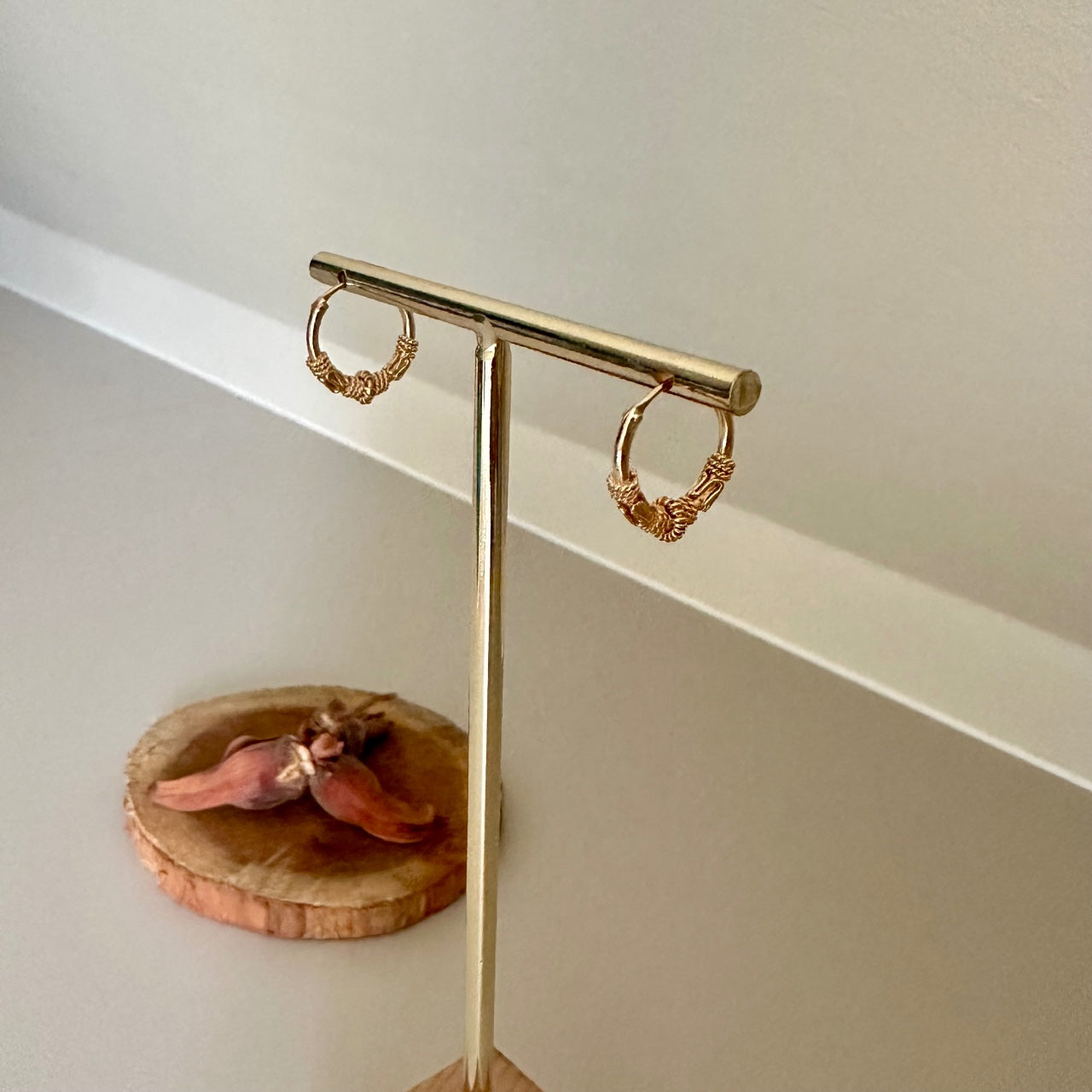 Créoles plaqué or délicates sur support doré, bijou chic et élégant pour femme.