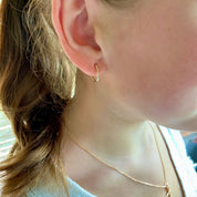 Créole fine plaquée or 16mm portée à l'oreille, bijou élégant et chic femme