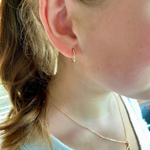 Créole fine plaquée or 16mm portée à l'oreille, bijou élégant et chic femme