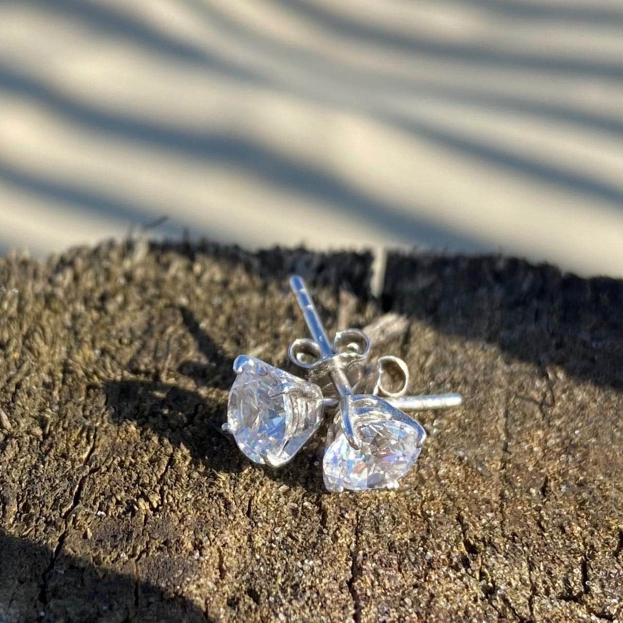 Gris plan zirconium rond serti 4 agriffes en argent 925/000