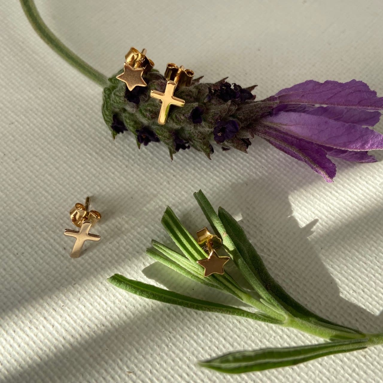 Boucles d'oreilles plaqué or croix et étoile