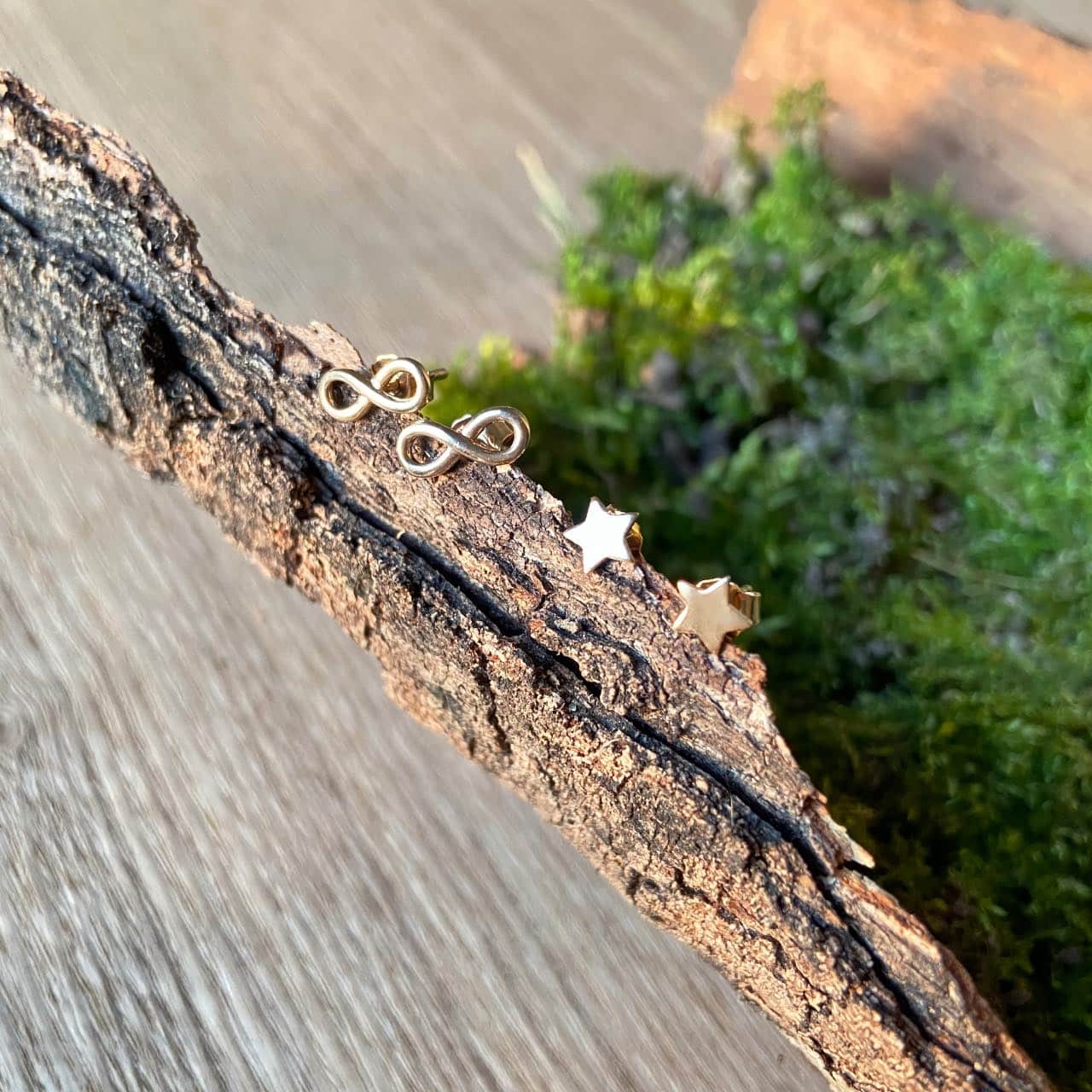 Boucles d'oreilles plaqué or puces forme infini et étoile