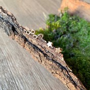 Boucles d'oreilles puces plaqué or infini sur fond bois