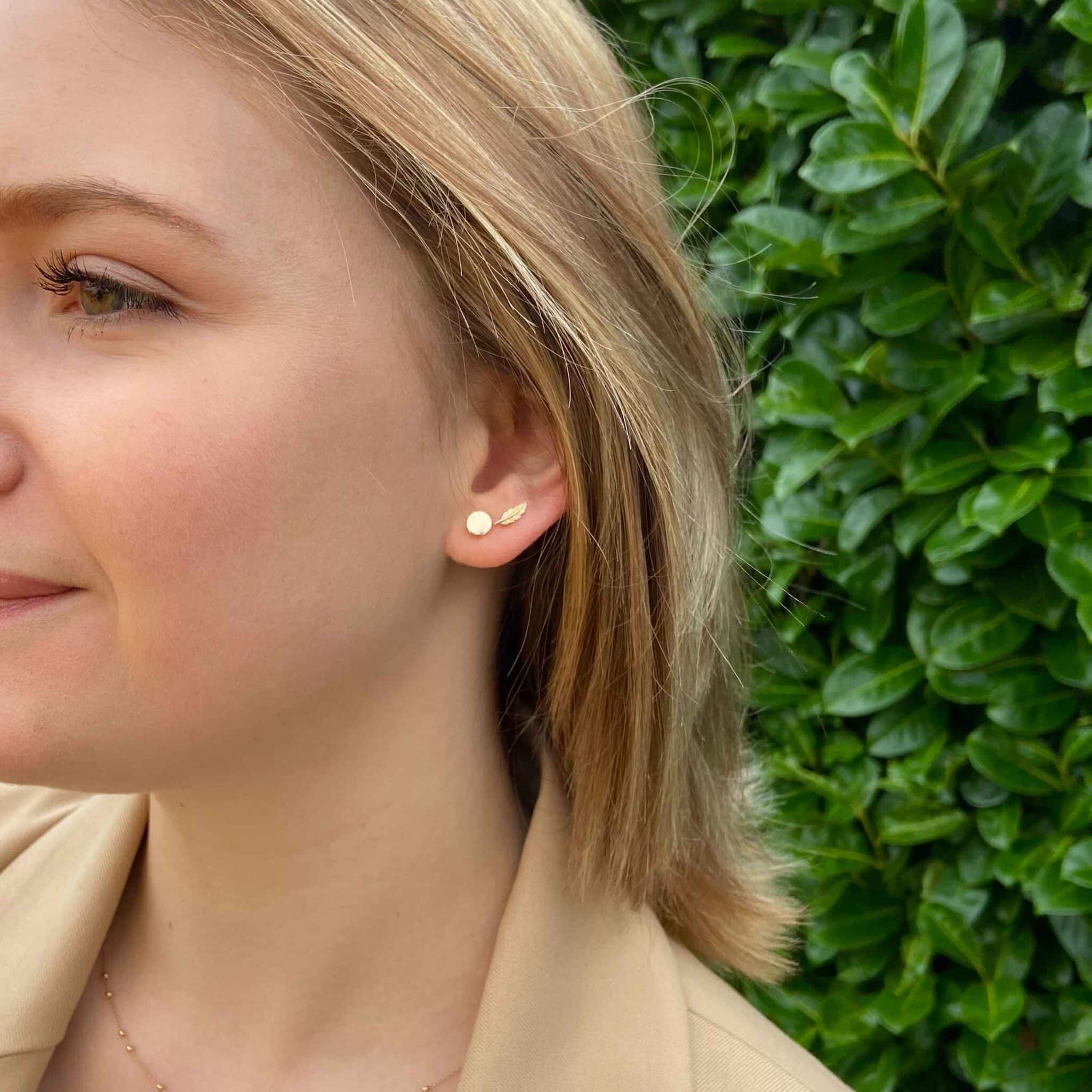 petites boucles d'oreilles en forme de plume plaqué or