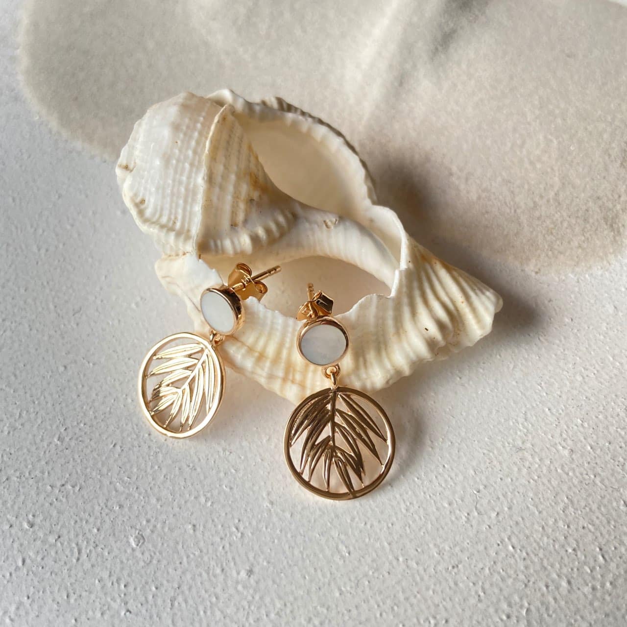 Boucles d'oreilles pendantes plaqué or et nacre