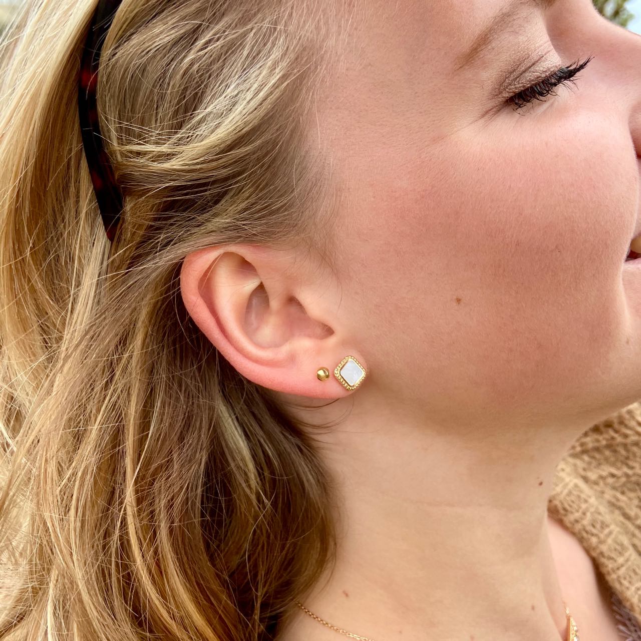 jeun femme portant des boucles d'oreilles en nacre
