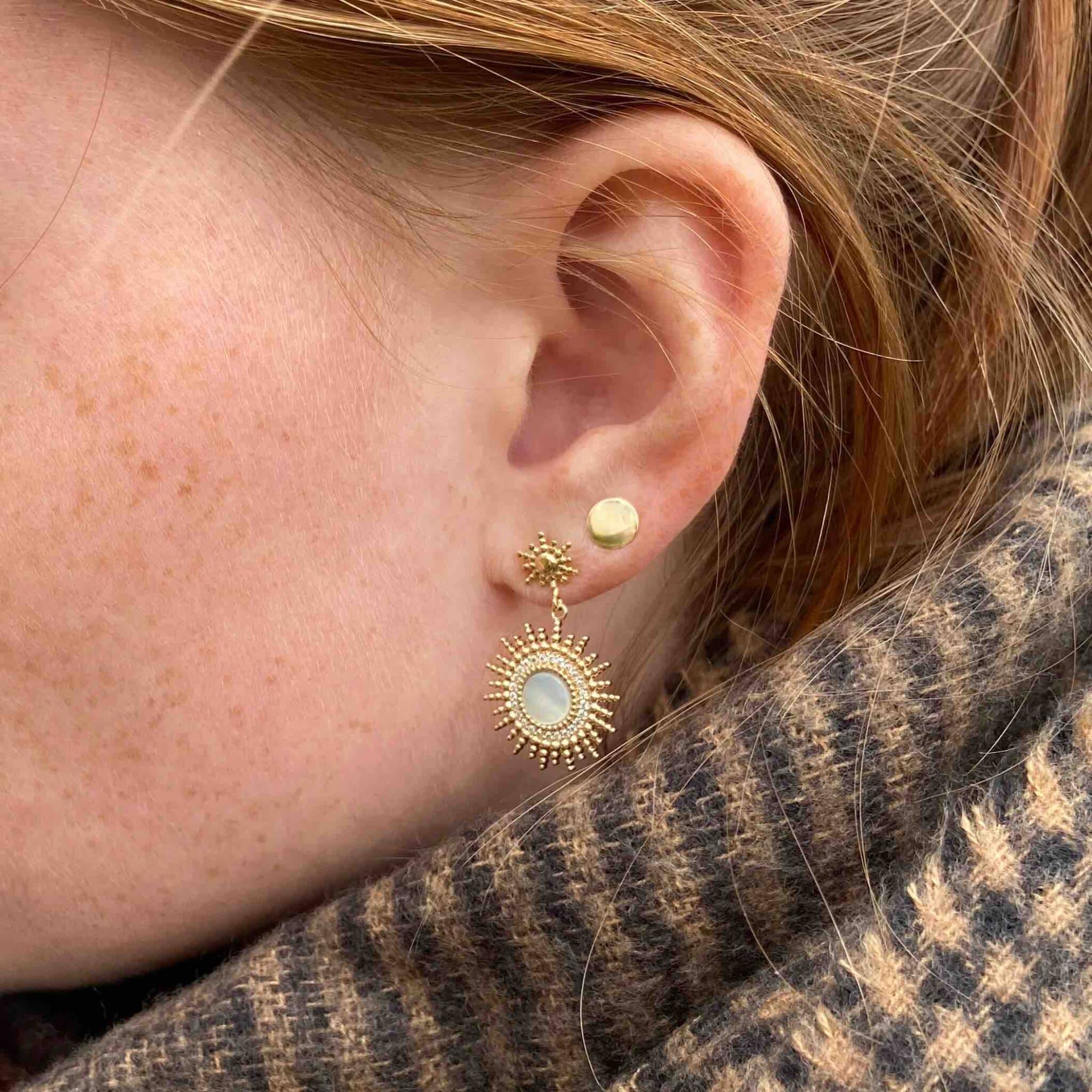 Boucles d'oreilles pendantes motif soleil plaqué or