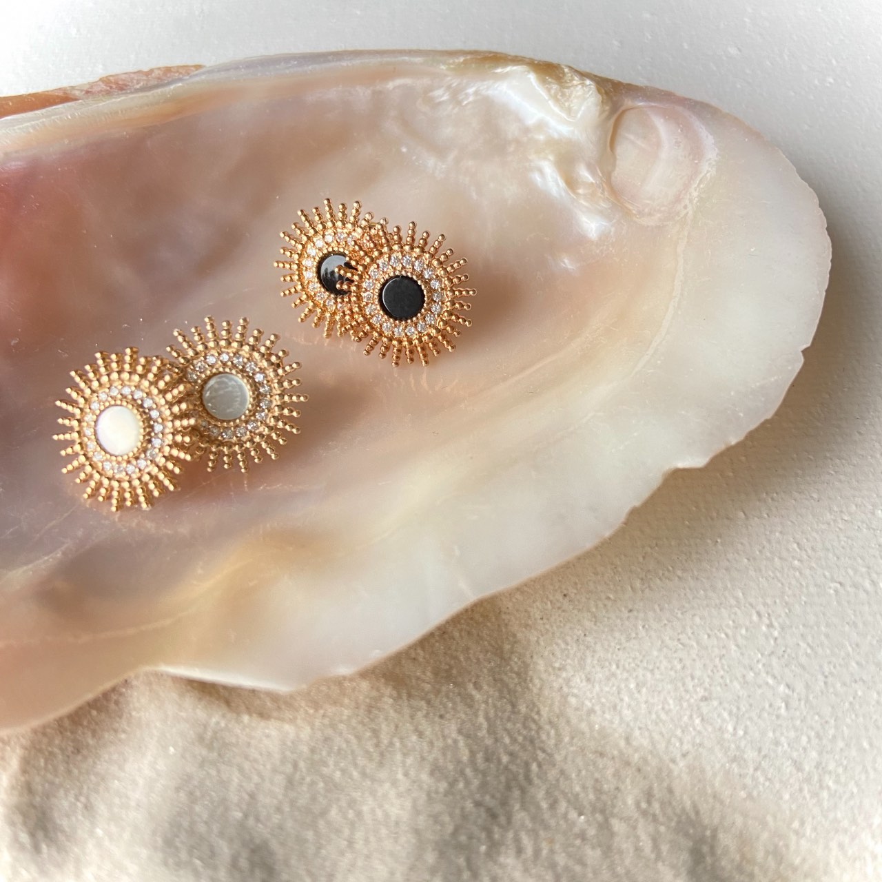 Boucles d'oreilles Soleil nacre et agate noire