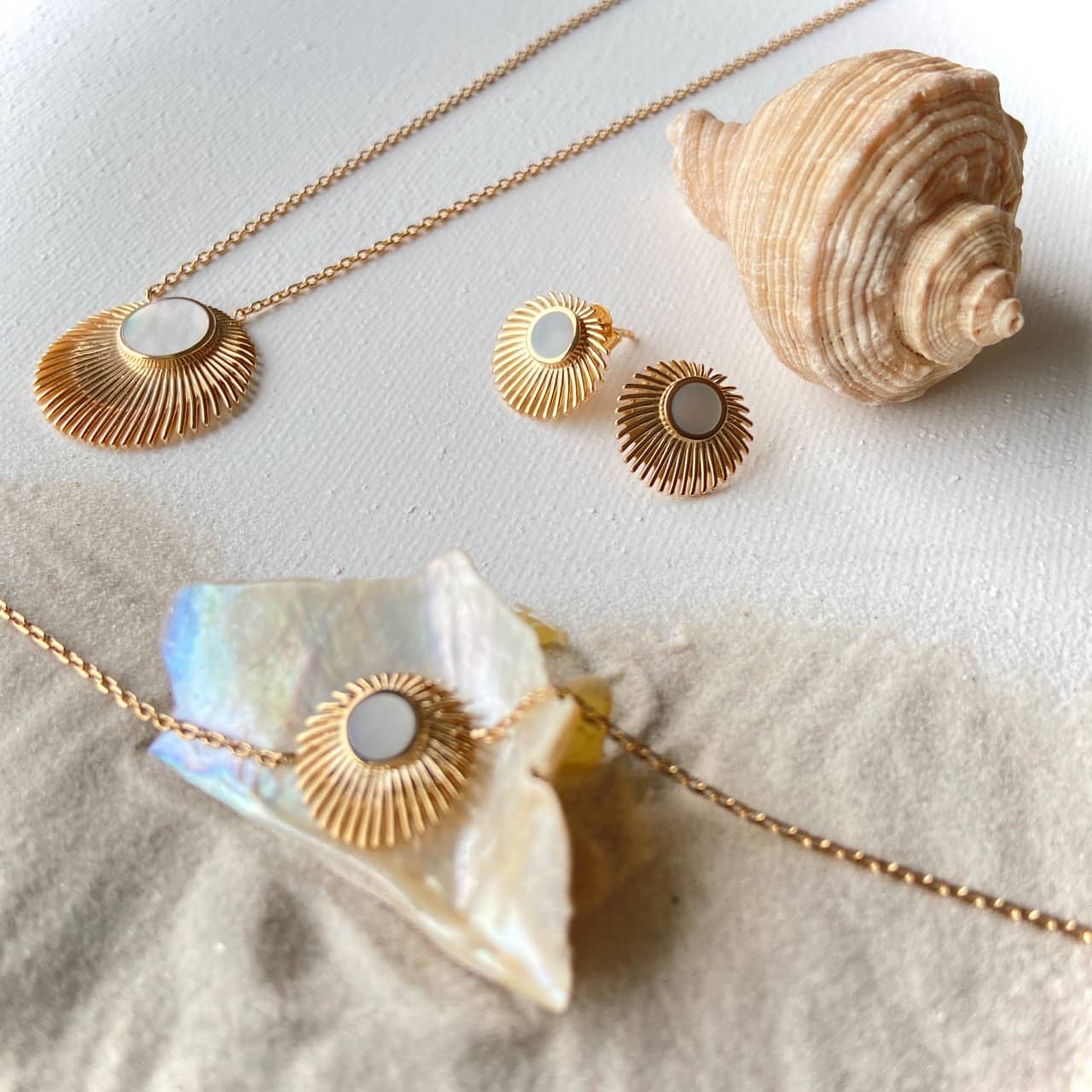 composition de bijoux plaqué or en forme coquillage nacre