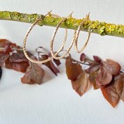 Composition de créoles ciselées femme fond automne