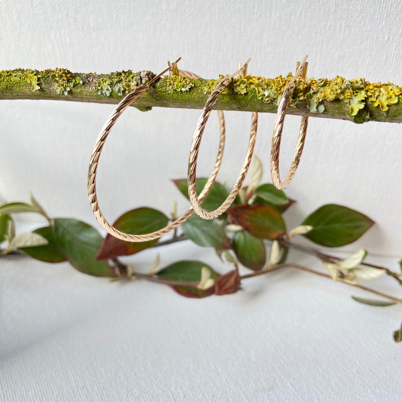 grandes créoles ciselées en plaqué or Les Bijoux Chics