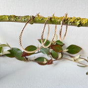 grandes créoles ciselées en plaqué or Les Bijoux Chics