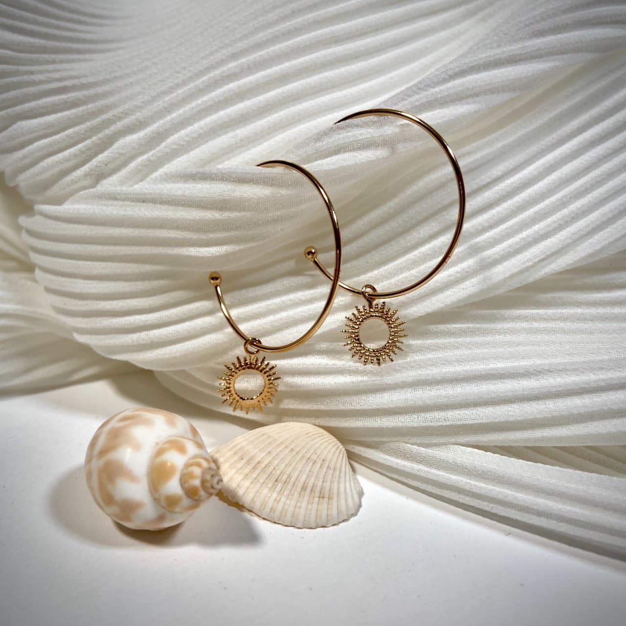 Créoles fines pendants soleil