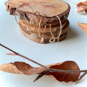 Boucles d'oreilles créoles plaqué or sur fond bois