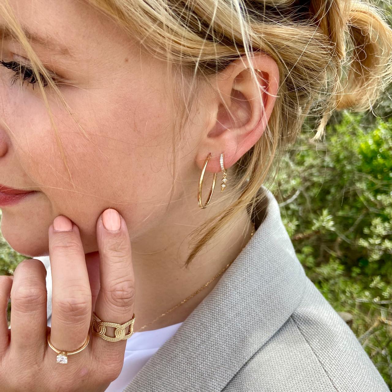 jeune femme portant des petit anneaux serti d'oxydes de zirconium