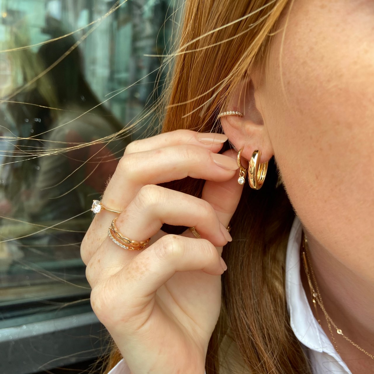 des petites créoles structurées en plaqué or agrémentées d'un oxyde de zirconium