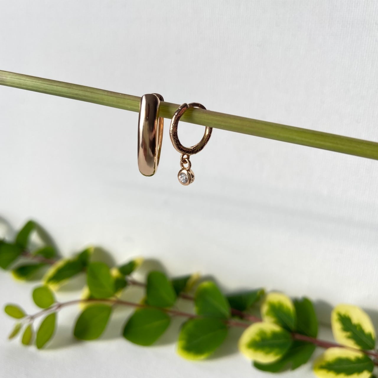 Petites créoles rondes en plaqué or avec oxyde zirconium sur une branche