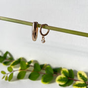 Petites créoles rondes en plaqué or avec oxyde zirconium sur une branche