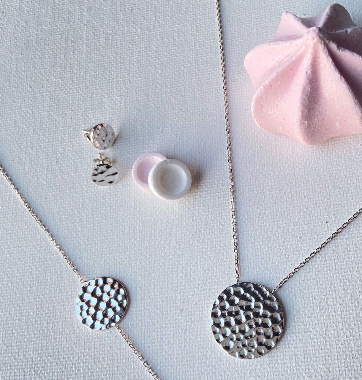 bijoux avec pastilles en argent martelé
