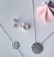 bijoux avec pastilles en argent martelé