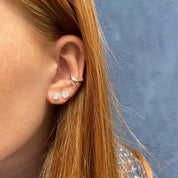 gros plan de bagues d'oreilles portées en argent cheveux roux flamboyant