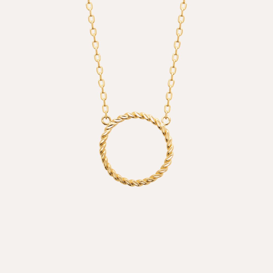 gros plan collier cercle torsadé