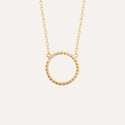 gros plan collier cercle torsadé