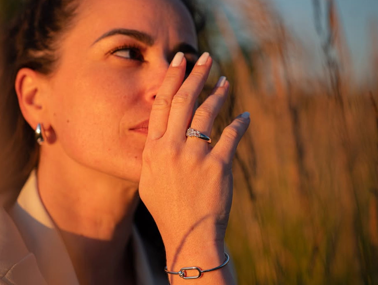 Leonie_porte_Uma_une_bague_en_argent_rhodie_925_qui_glisse_sur_le_doigt_comme_une_caresse._Son_1.png