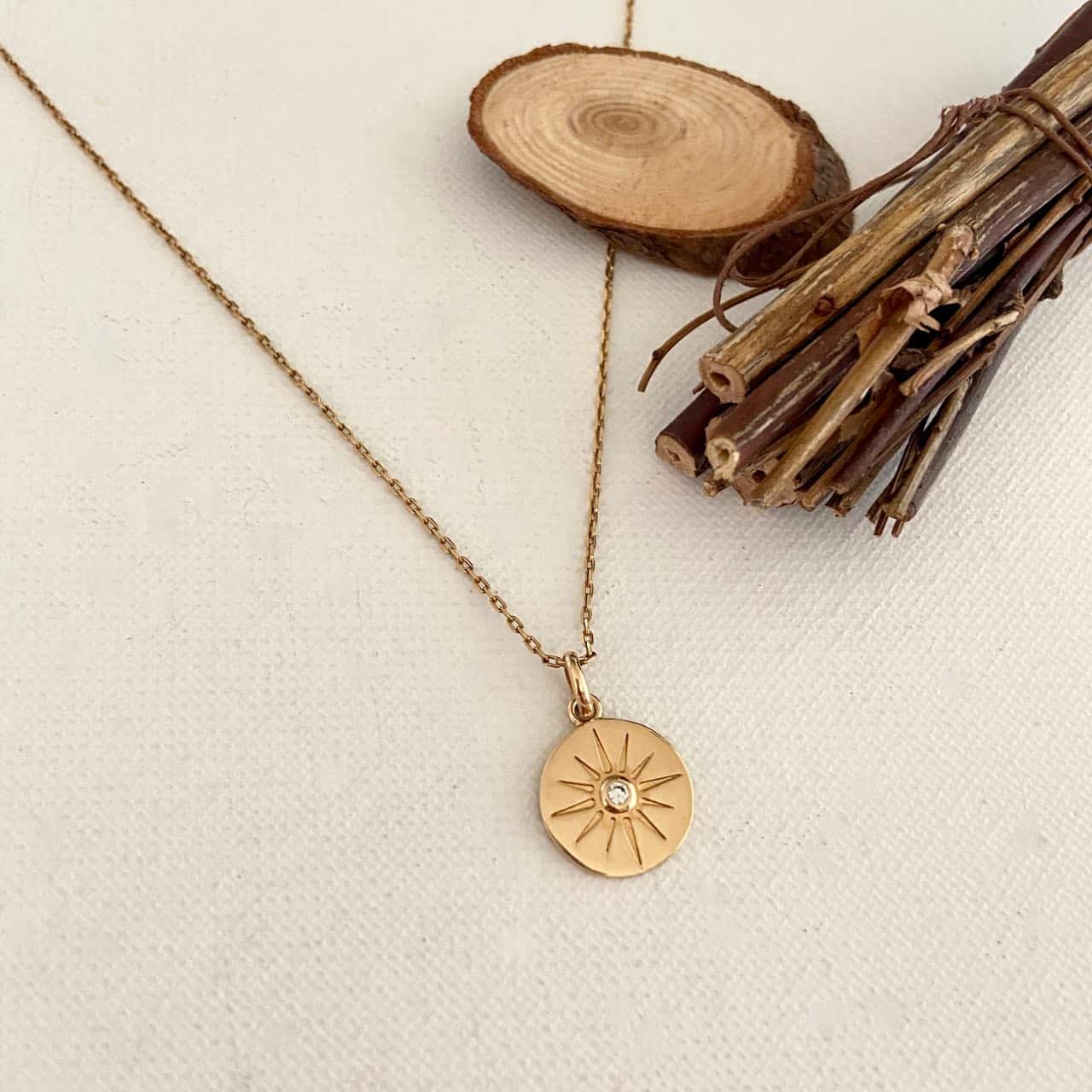 Les Bijoux chics chaine et médaille soleil plaqué or