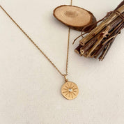 Les Bijoux chics chaine et médaille soleil plaqué or