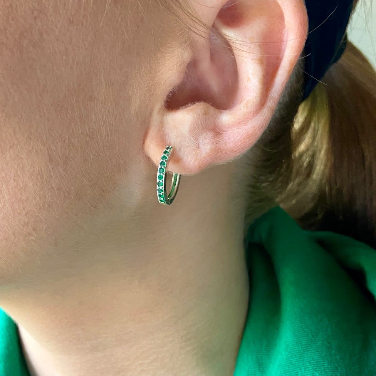 Petites créoles vertes argent