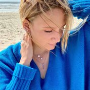 j'en femme portant 3 colliers en argent avec pull turquoise