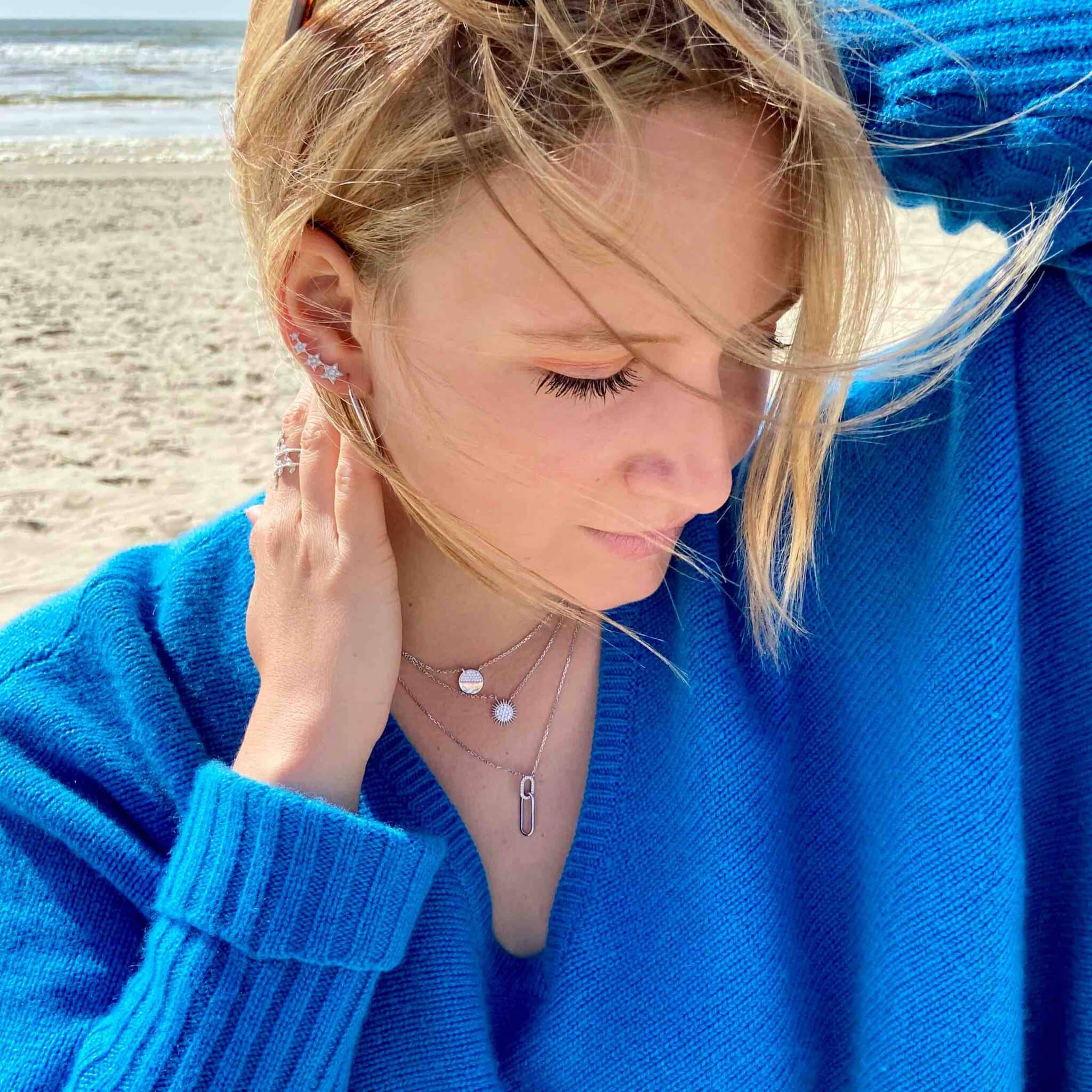 j'en femme portant 3 colliers en argent avec pull turquoise