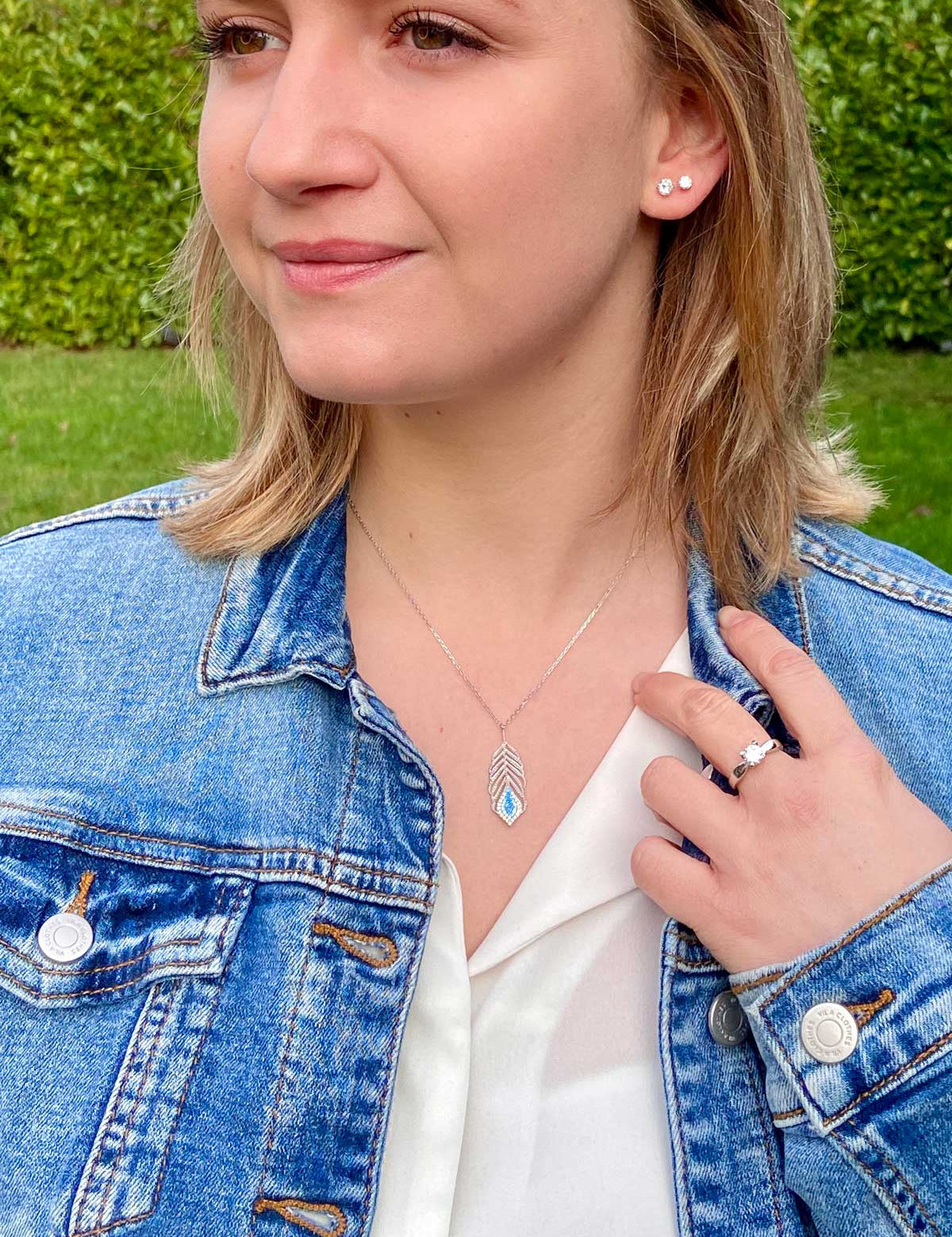 Collier argent plume bleu