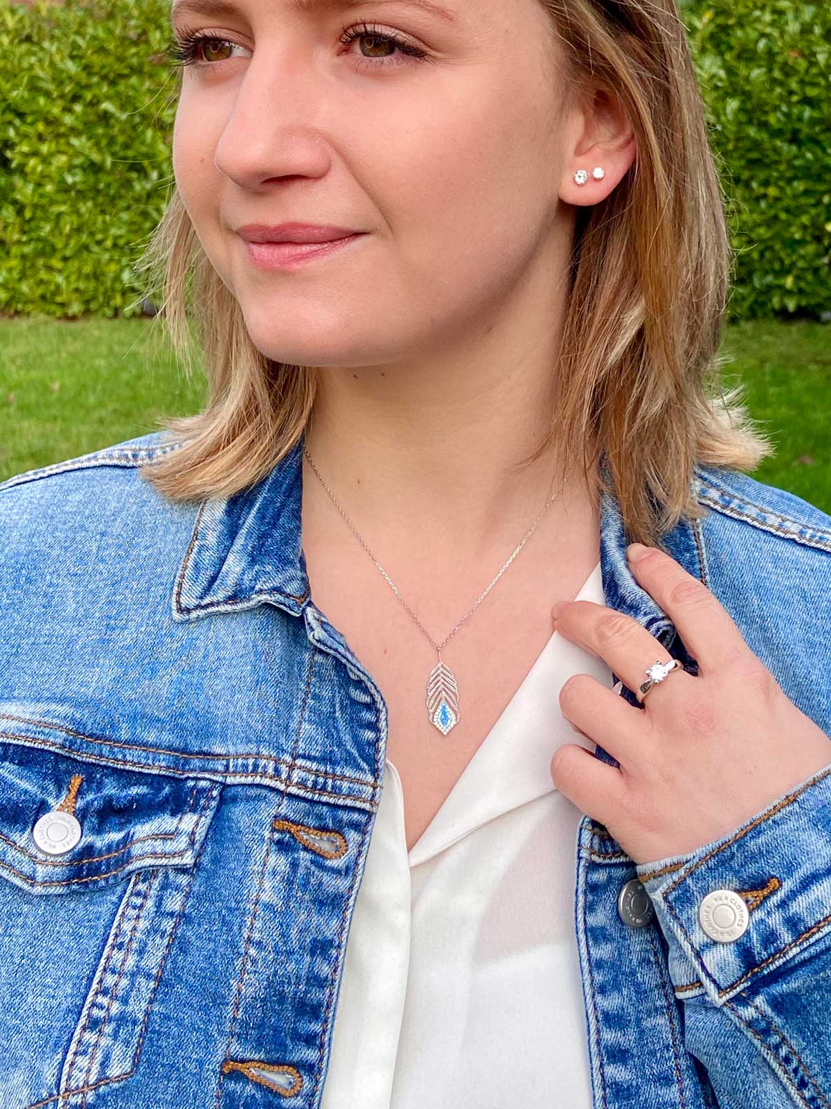 Collier argent plume bleu