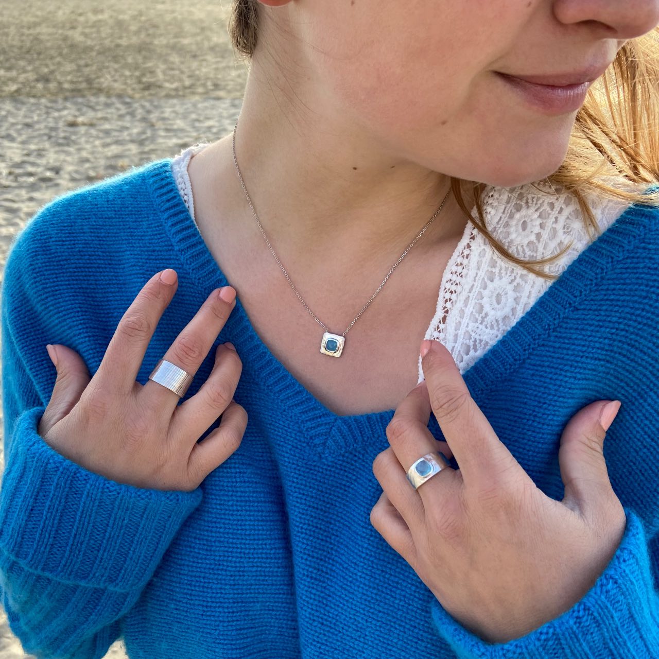 jaune femme portant un collier argent carré agate bleu