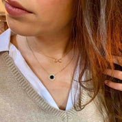 Collier plaqué or Infini porté par une jeune femme